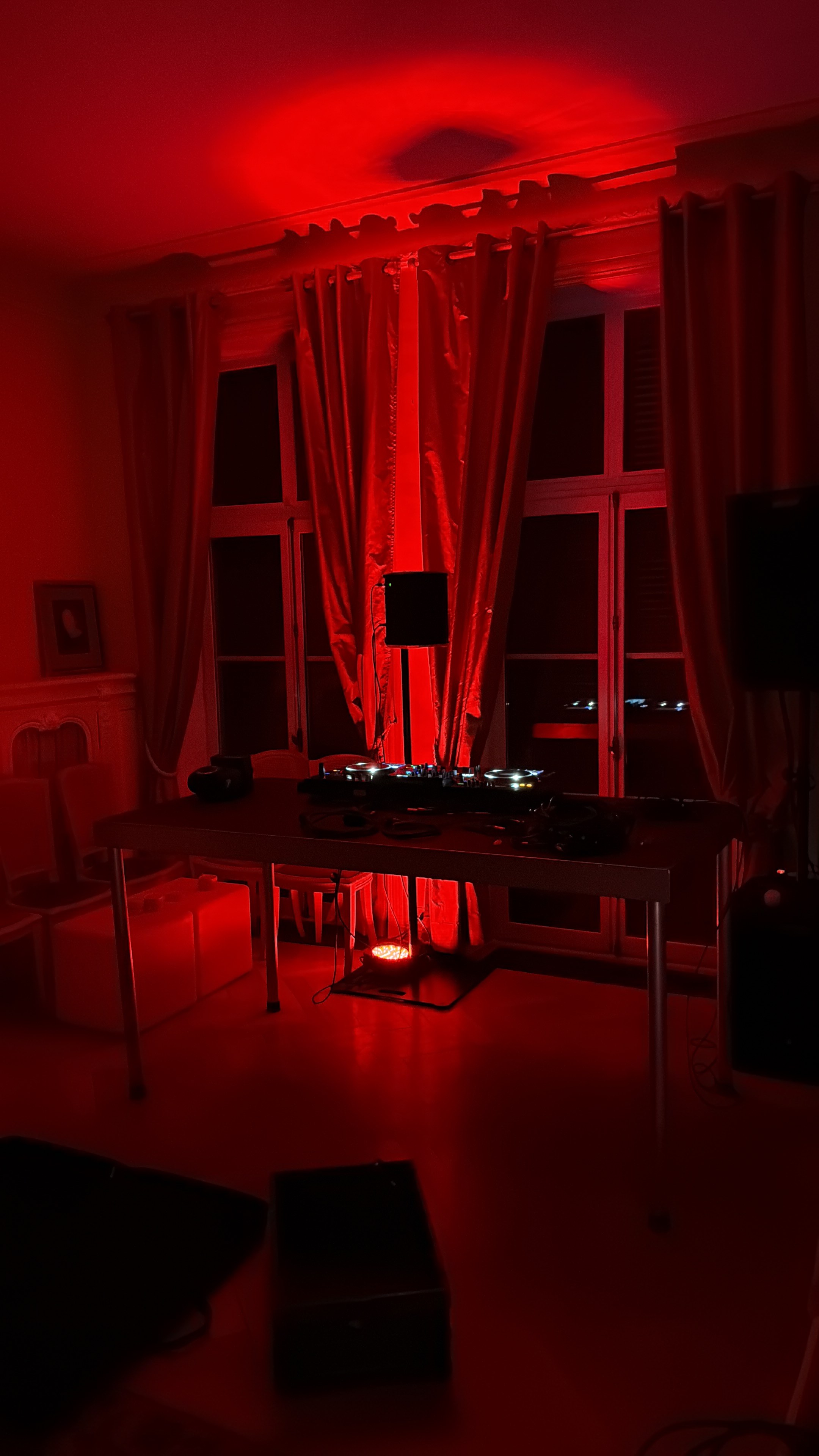 Stage DJ lumière rouge