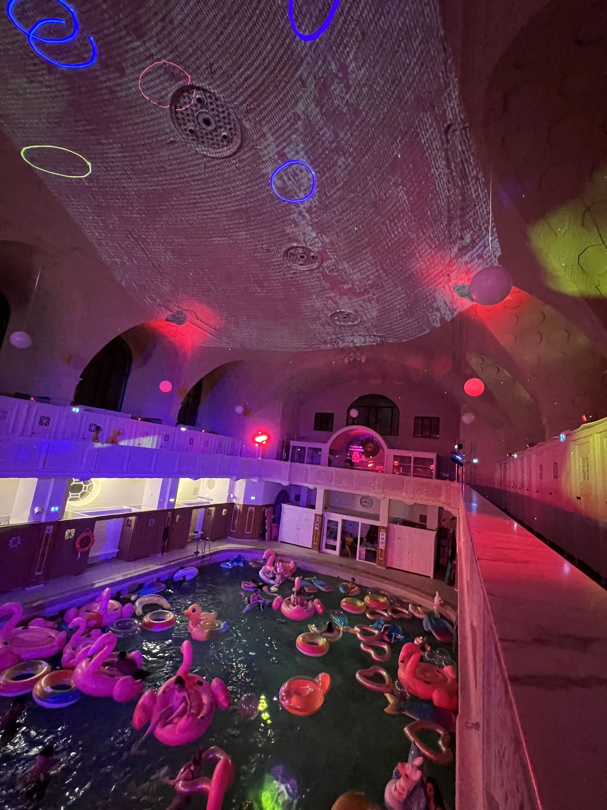 Piscine des Bains Municipaux décorée flamants roses et néons UV pour une pool party