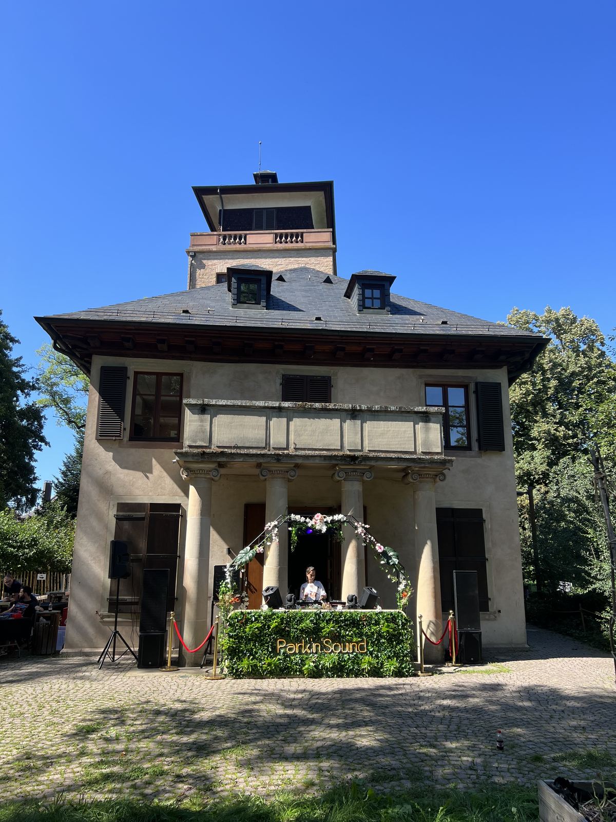 Park'n'Sound — DJ stage avec arche florale au Pavillon Joséphine