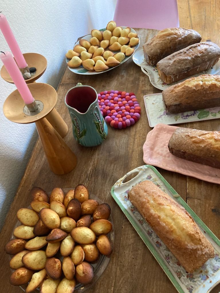 Buffet traiteur Bloom Events — madeleines, cakes salés et produits frais