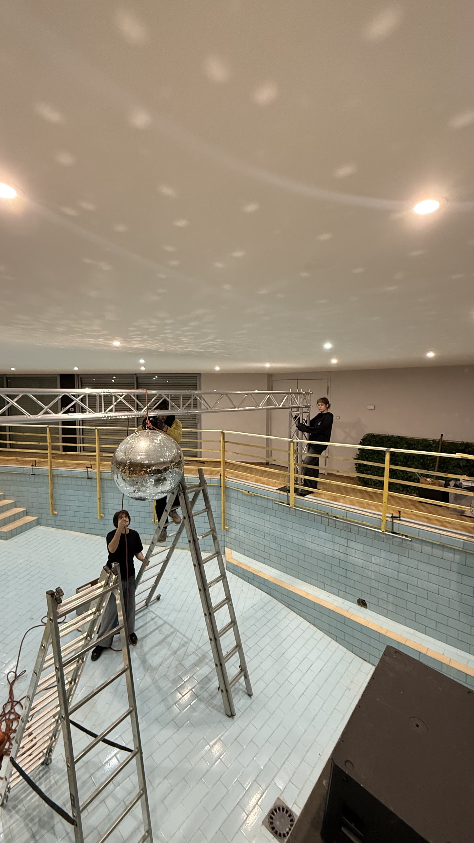 Installation d'une boule à facette dans la piscine vide des Bains Municipaux Strasbourg