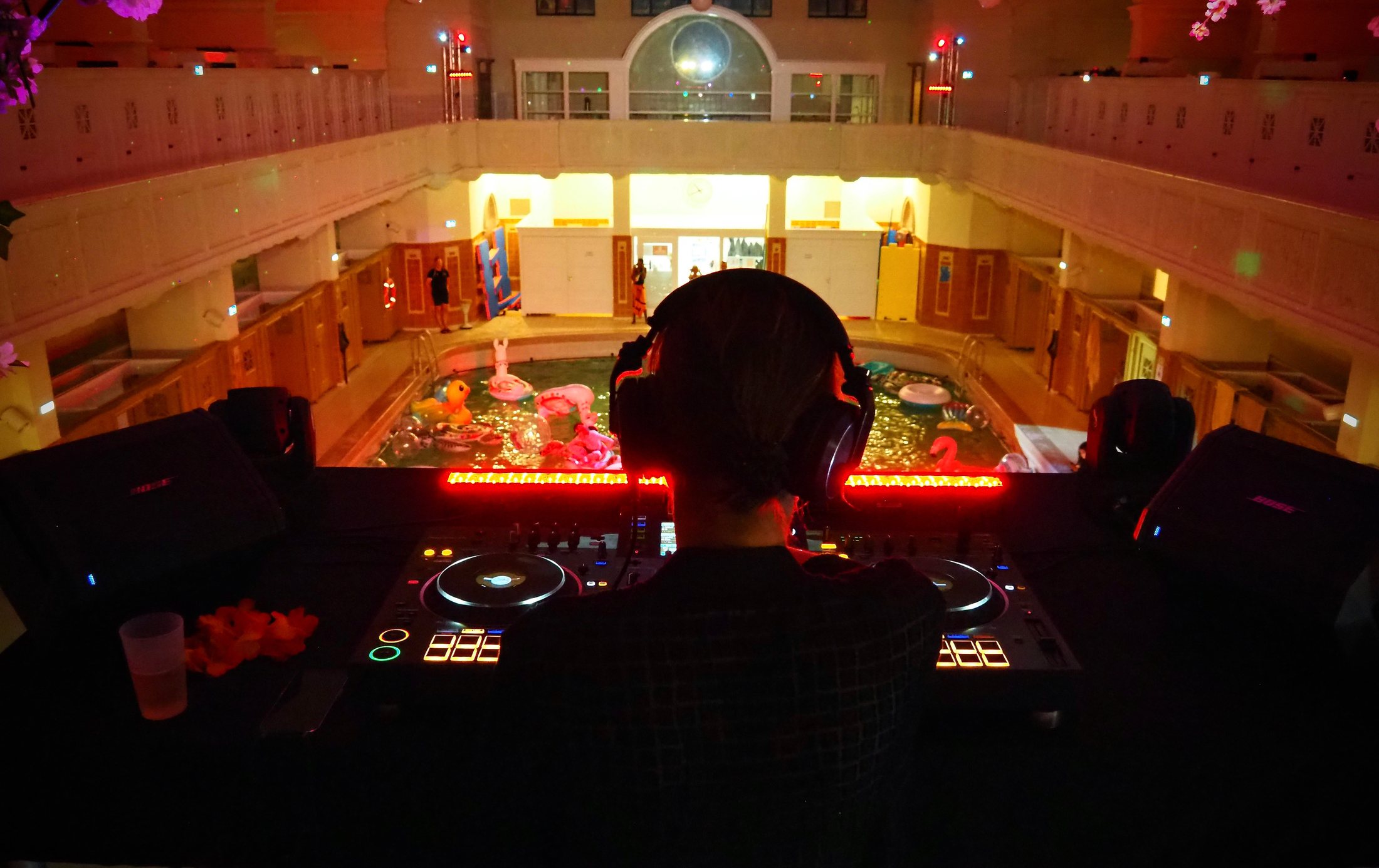 DJ booth Swim'n'Sound au bord du bassin, production Bloom Events
