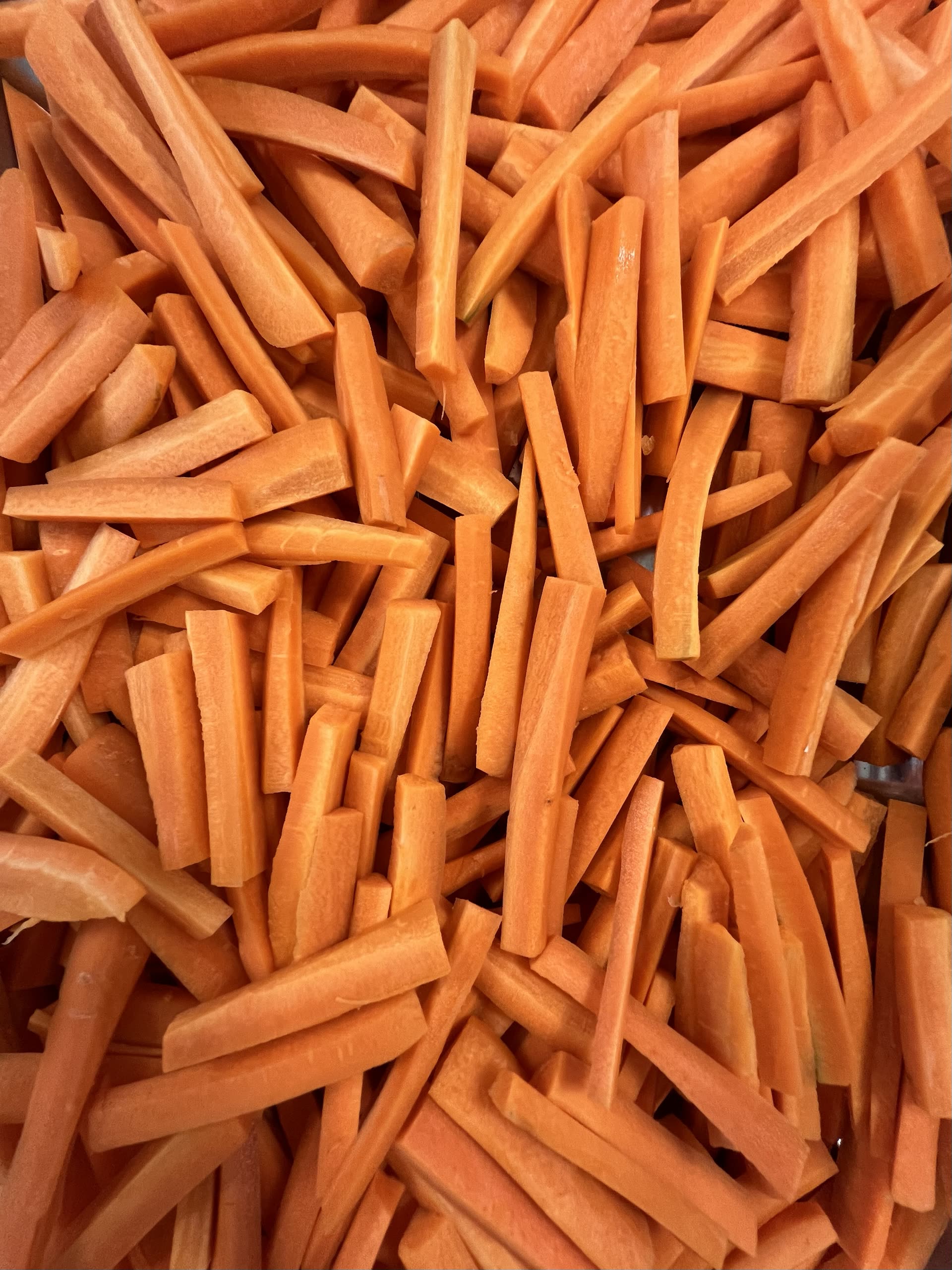 Préparation traiteur — bâtonnets de carottes mise en place